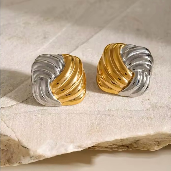 NEW💎Two Tone Square Earrings*Mixed Metal Bicolor Earrings*Chunky Stud Earrings - Picture 3 of 4